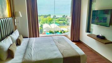 Standard Studio | Premium bedding, minibar, in-room safe, laptop workspace