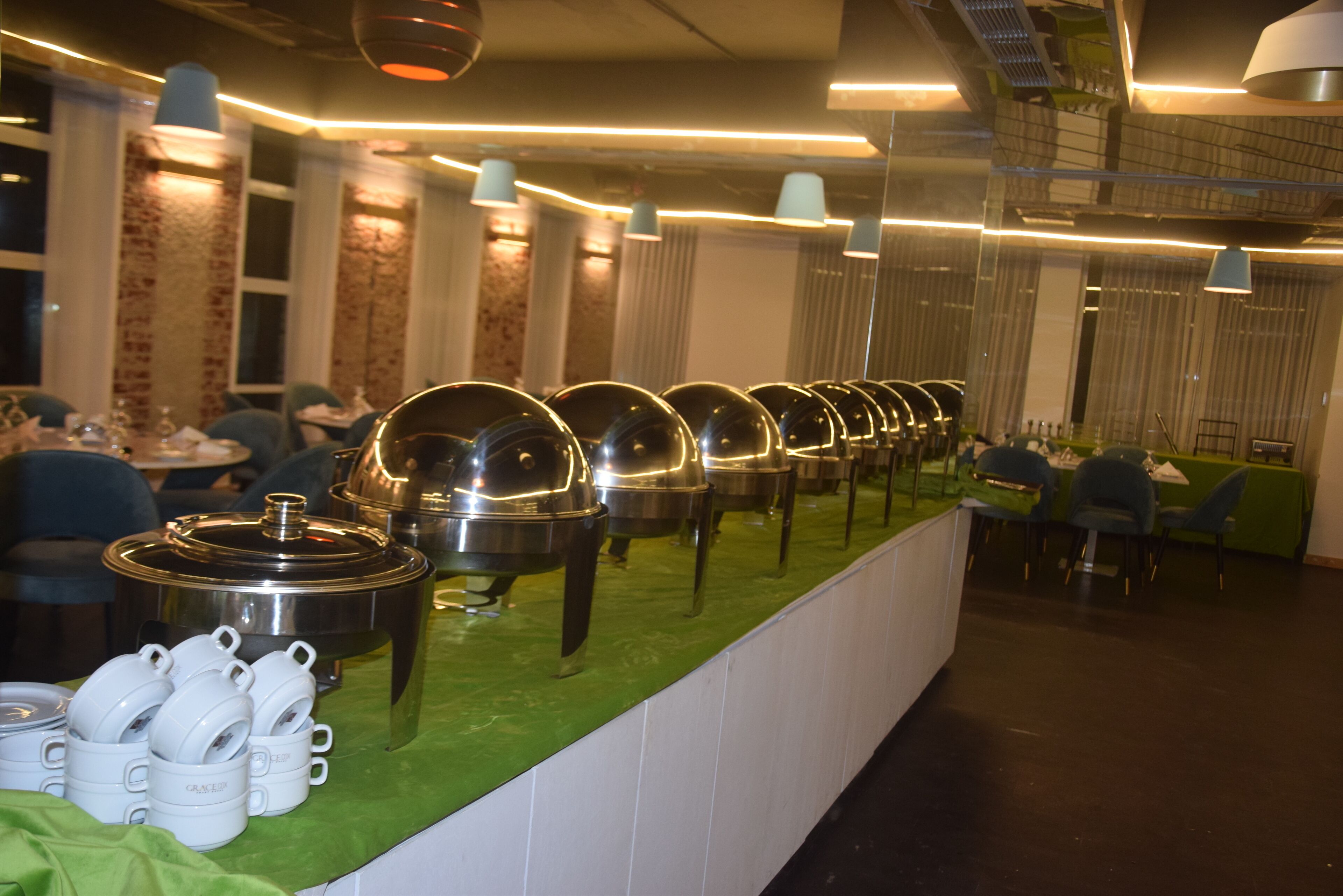 Montaje de bufé con varias estaciones de comida y utensilios.