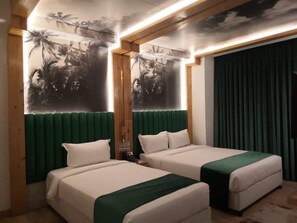 Superior vierpersoonskamer, 1 slaapkamer | Luxe beddengoed, een minibar, een kluis op de kamer, een laptopwerkplek