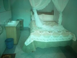 Escritorio, wifi gratis y ropa de cama 