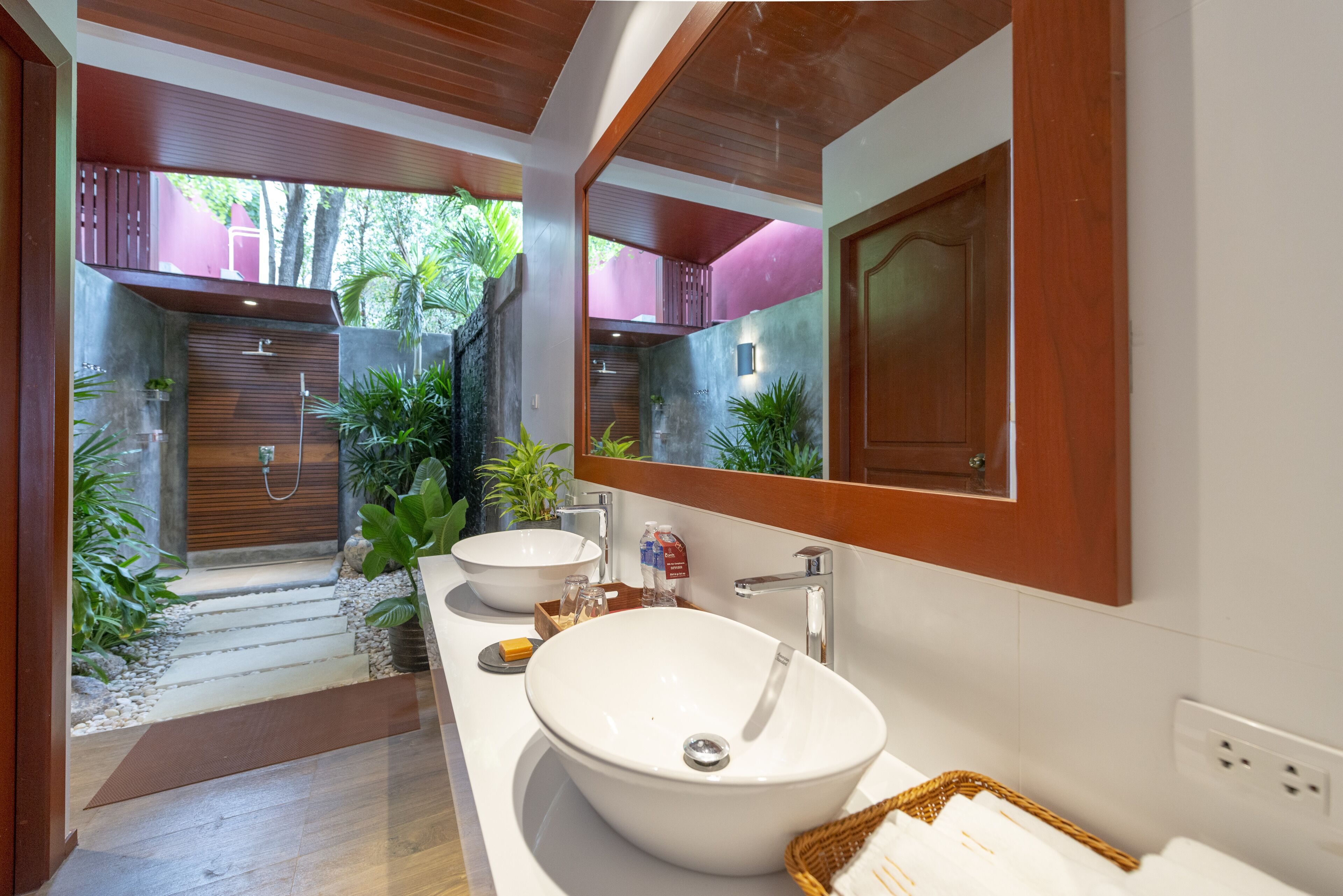 2-Bedroom Villa with Sea View | Bagno | Vasca e doccia separate, soffione a pioggia, set di cortesia gratuito