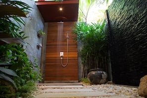 Premium bedding, minibar, in-room safe, individually decorated - Eranda Pool Spa Villa, Chaweng (Koh Samui)
