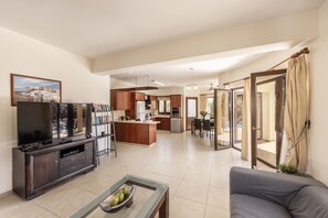 Télévision, lecteur de DVD, livres