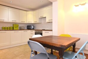 Apartment, 2 Bedrooms | In-room dining