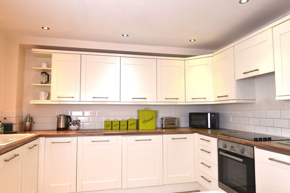Apartment, 2 Bedrooms | Private kitchen