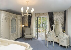 Double Room, Balcony | Hypo-allergenic bedding, desk, blackout drapes, free WiFi