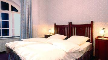 Comfort-Doppelzimmer | Allergikerbettwaren, Schreibtisch, VerdunkelungsvorhÀnge