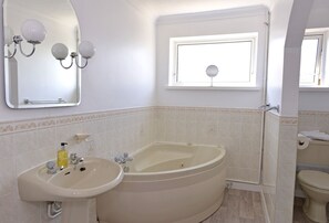 アパートメント 4 ベッドルーム シービュー | バスルーム | シャワー付き浴槽、ヘアドライヤー、タオル、石鹸