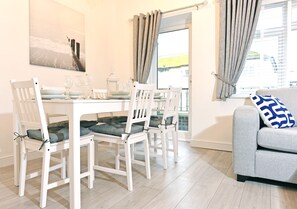 Leilighet, 3 soverom | Spiseområde på rommet