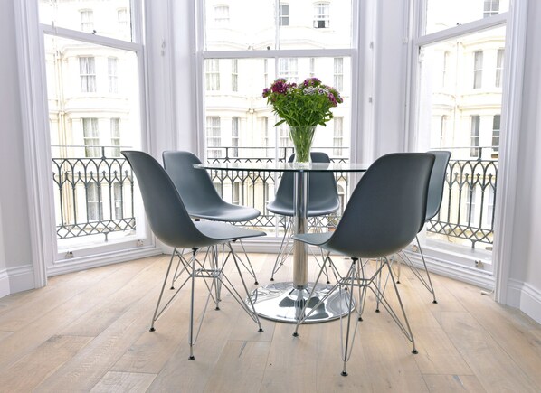 Apartment, 3 Bedrooms | In-room dining