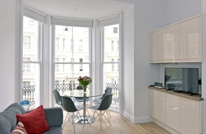 Apartment, 3 Schlafzimmer | Wohnbereich | Flachbildfernseher