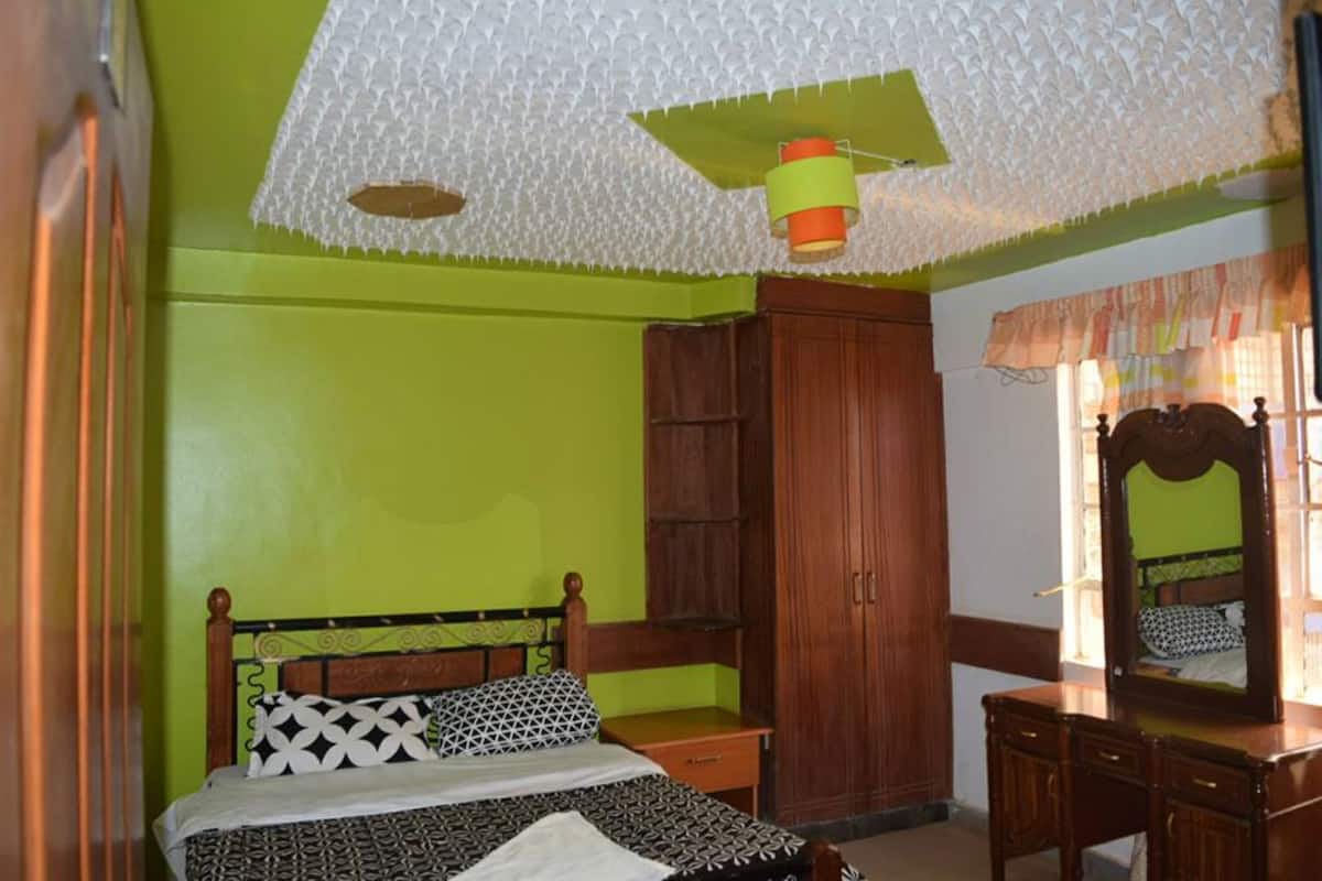 Habitación individual estándar | Escritorio y ropa de cama