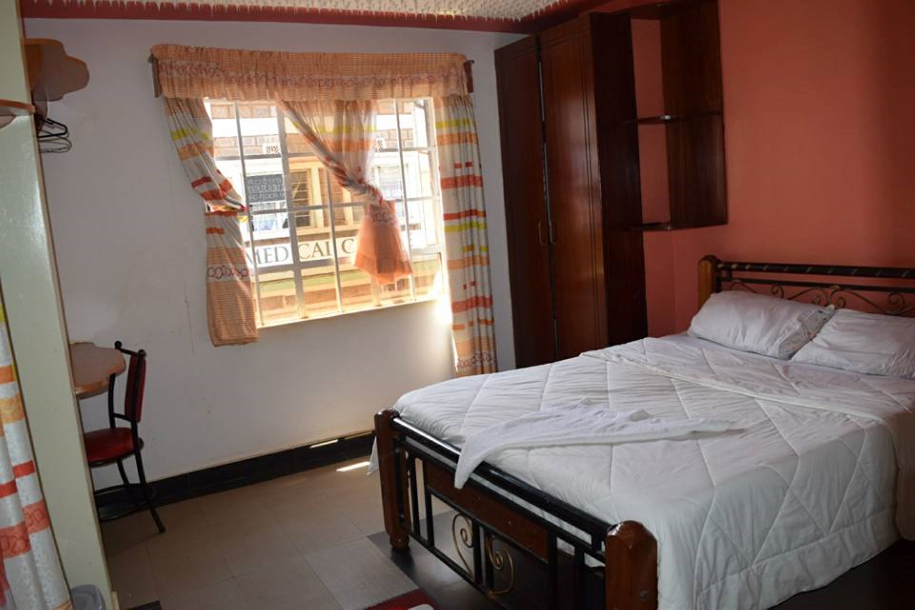 Escritorio y ropa de cama 