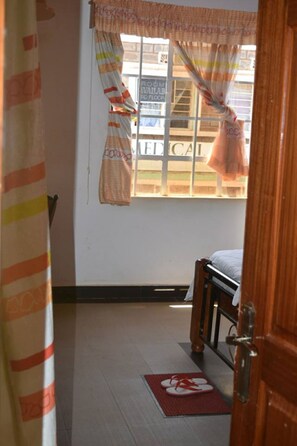 Habitación doble | Escritorio y ropa de cama
