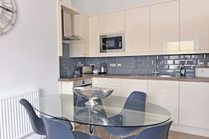 Apartment, 3 Bedrooms | Dapur peribadi | Peti sejuk, ketuhar gelombang mikro, ketuhar, dapur