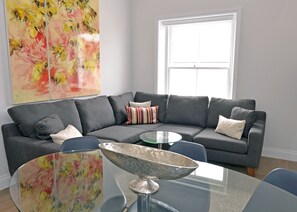 Apartamento, 3 habitaciones | Zona de estar | Una televisión de pantalla plana