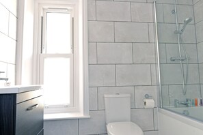 Apartamento, 3 habitaciones | Baño | Toallas