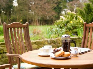 Outdoor dining - Cottage at Friston Down (Eastbourne)