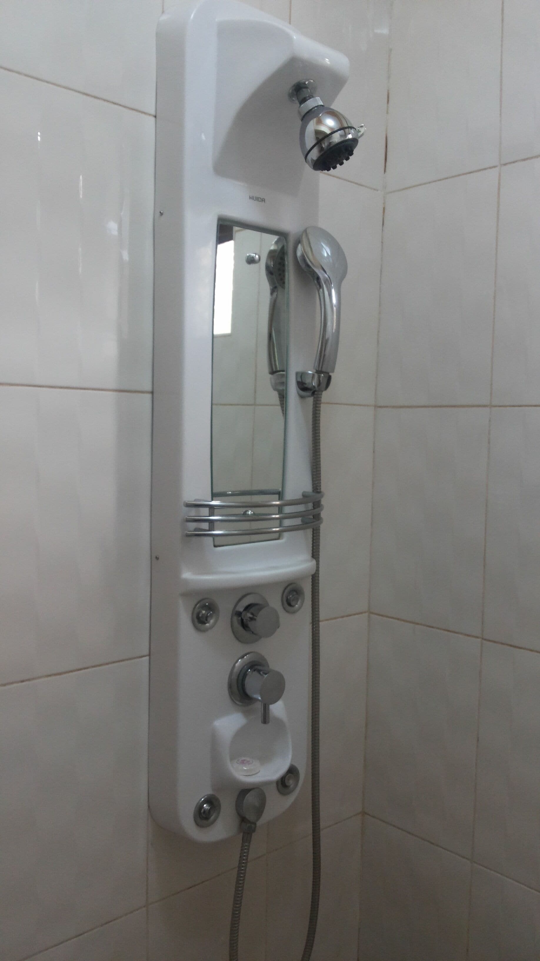 الدش داخل الحمام