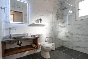 Ensemble douche/baignoire, sèche-cheveux, serviettes fournies