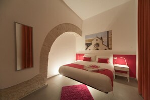 Classic Triple Room (Dimora Ludovica) | In-room safe, blackout curtains, free WiFi, bed sheets - La Cattedrale dai Tetti (Trani)