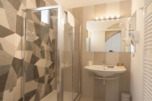 Familien-Vierbettzimmer (Rainbow Margherita) | Badezimmer | Dusche, Hausschuhe, Bidet, Handtücher