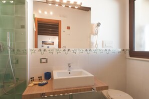 Superior-Dreibettzimmer (Suite View) | Badezimmer | Dusche, Hausschuhe, Bidet, Handtücher