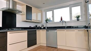 Cottage, 3 Bedrooms, Sea View | Private kitchen | Full-size fridge, microwave, oven, stovetop