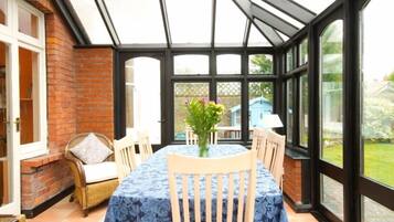 House, 4 Bedrooms | In-room dining
