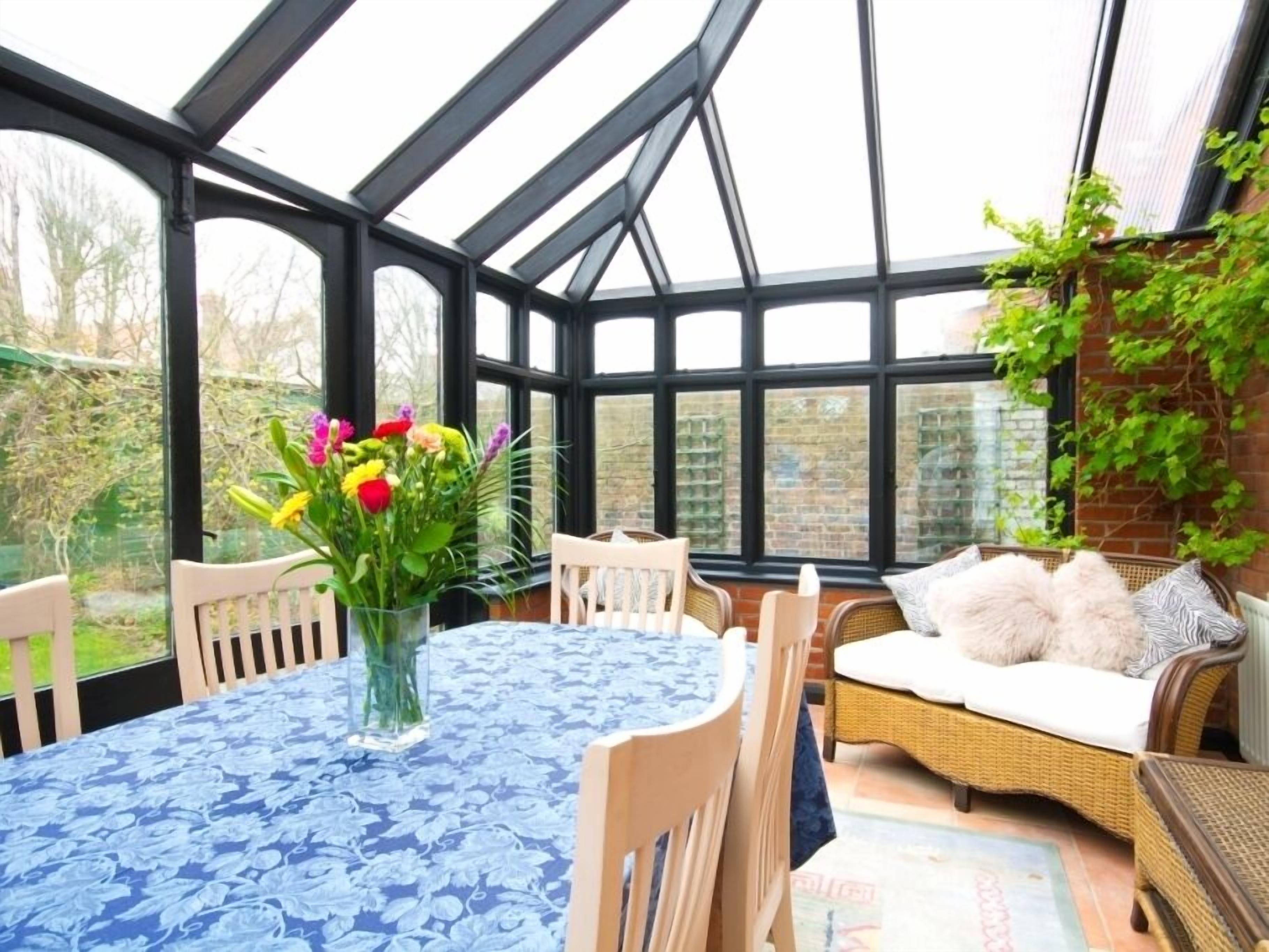 House, 4 Bedrooms | In-room dining