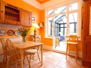 House, 4 Bedrooms | In-room dining - Arlington House (Eastbourne)