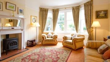 House, 4 Bedrooms | Living area | TV, DVD player