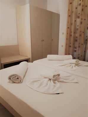 Free cots/infant beds, free WiFi, bed sheets - Sophie Studios (Corfu)