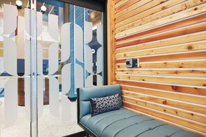 Lobby lounge - Kinley Cincinnati Downtown, a Tribute Portfolio Hotel (Cincinnati)