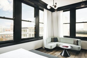 Camera Executive, 1 letto king, ad angolo | Copriletto in piuma, una scrivania, postazione laptop, Wi-Fi gratuito