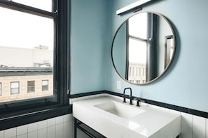 Executive Room, 1 King Bed, Corner | Bathroom