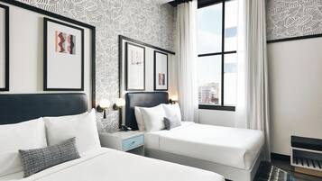 Edredones de plumas, escritorio, espacio para trabajar con un portátil