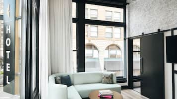 Habitación ejecutiva, 1 cama de matrimonio grande, en esquina | Edredones de plumas, escritorio, espacio para trabajar con un portátil