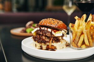 Un plato con una hamburguesa y papas fritas.