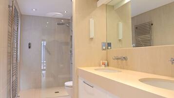House, 4 Bedrooms | Bathroom | Towels, soap, shampoo