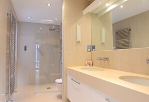 House, 4 Bedrooms | Bathroom | Towels, soap, shampoo - Fairways (Eastbourne)