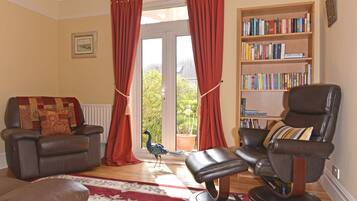 House | Living room | Flat-screen TV, DVD player