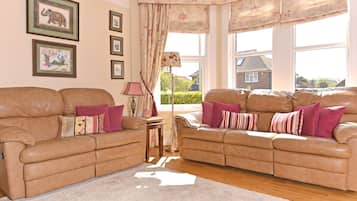 House | Living room | Flat-screen TV, DVD player