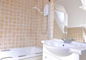Maison | Salle de bain | Articles de toilette (gratuits), séchoir à cheveux, serviettes fournies