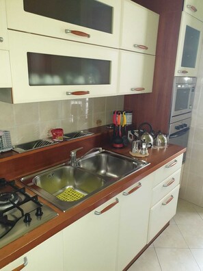 Kühlschrank, Mikrowelle, Ofen, Herdplatte