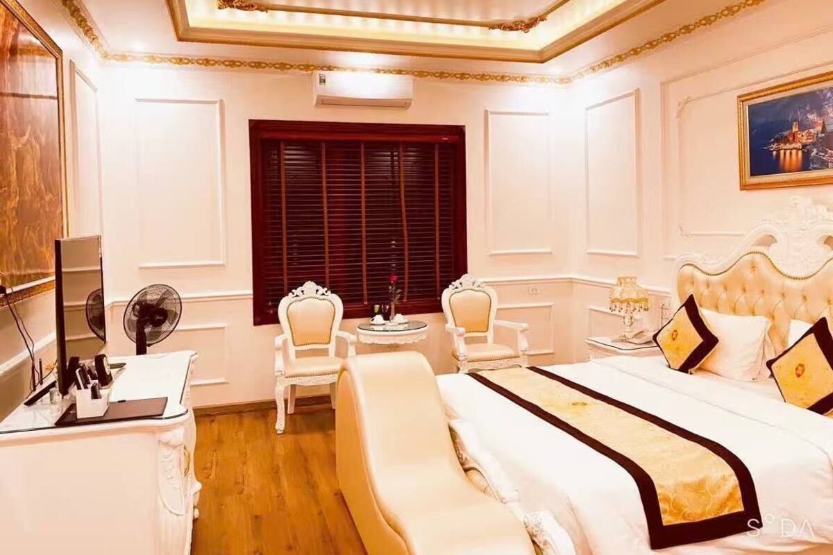 Deluxe Double Room Single Use | Minibar, in-room safe, desk, blackout drapes