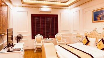 Minibar, caja de seguridad en la habitación y escritorio