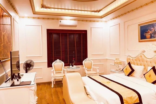 Deluxe Double Room Single Use | Minibar, in-room safe, desk, blackout curtains