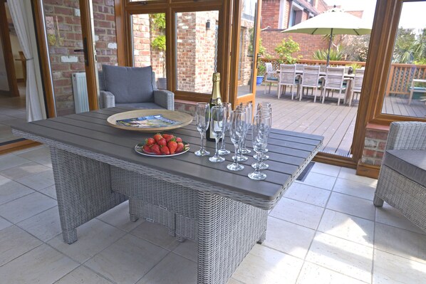 تناول الطعام بالخارج