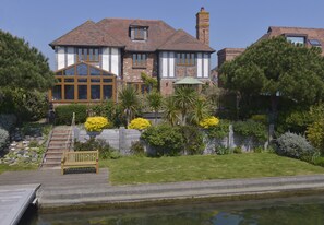 المنشأة من الخارج